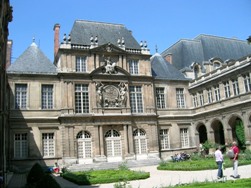 Отель Карнавале, в котором ныне располагается музей города Парижа